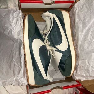 Nike Forest Green and Cream Sneakers